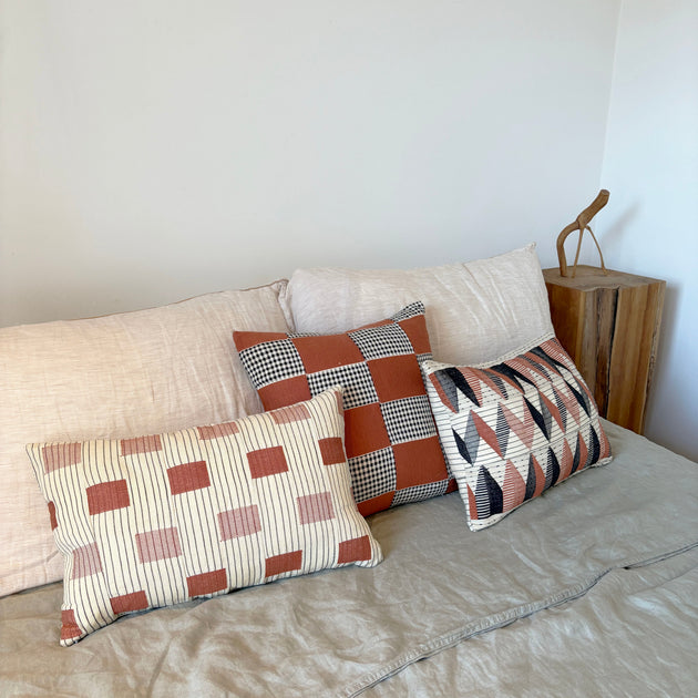 Coussin Rayures Lattées - 50% soie 50% coton - Cinabre Paris Coussin Rayures Lattées - 50% soie 50% coton - Cinabre Paris